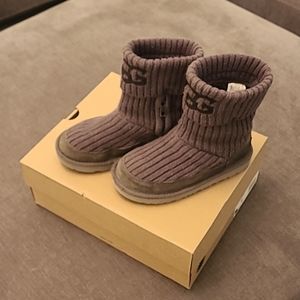 Ugg Kids Knit Boots size USA12/ EU30 in Charcoal